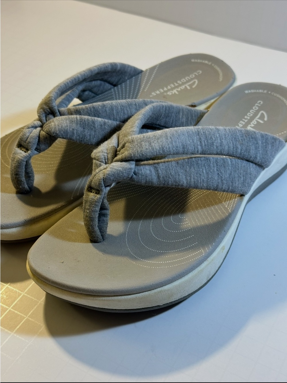 Clarks Cloudsteppers Gray Cushioned Flip Flops Coastal Mom Comfort - Picture 2 of 9